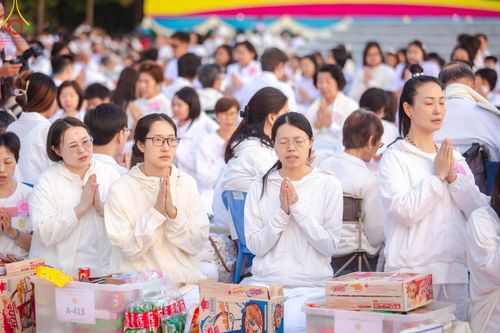 ภาพ No.192968:พิธีตักบาตรพระธรรมยาตรา ณ อนุสรณ์สถานคลองบางนางแท่น อ.สามพราน จ.นครปฐม ในโครงการธรรมยาตรา กตัญญูบูชา มหาปูชนียาจารย์ พระมงคลเทพมุนี(สด จนฺทสโร) พระผู้ปราบมาร อนุสรณ์สถาน 7 แห่ง ปีที่ 13 วันที่ 11 มกราคม พ.ศ.2568