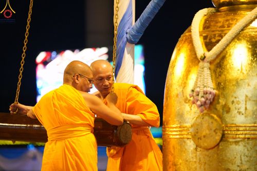 ภาพ No.59890:คณะสงฆ์และสาธุชนร่วมใจกัน สวดมนต์บทธัมมจักกัปปวัตนสูตร ครบ 6,315,808,080 จบ และจุดประทีปแปรอักษร ถวายเป็นพุทธบูชา เนื่องในวาระ "ฉลองอายุวัฒนมงคล 80 ปี หลวงพ่อธัมมชโย" ณ ลานธรรม มหารัตนวิหารคด วัดพระธรรมกาย