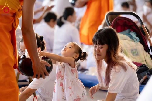 ภาพ No.133833:พิธีตักบาตร ข้าวสารอาหารแห้ง ณ บ้านแก้วเรือนทองคุณยายฯ สภาธรรมกายสากล วัดพระธรรมกาย วันอาทิตย์ต้นเดือนที่ 7 เมษายน พ.ศ. 2567