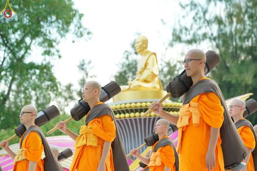 ภาพ No.186936:พระธรรมยาตราปฏิบัติธรรม และถ่ายภาพหมู่ประวัติศาสตร์ ปีที่ 13 ณ ลานทิศตะวันออก มหาวิหารพระมงคลเทพมุนี วัดพระธรรมกาย จ.ปทุมธานี วันเสาร์ที่ 28 ธันวาคม พ.ศ. 2567