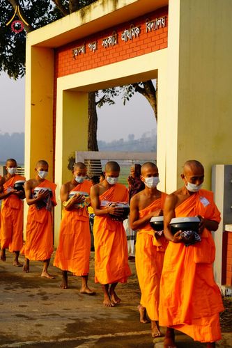 ภาพ No.76395:คณะสงฆ์และสามเณรบิณฑบาต ประเทศบังกลาเทศ วันที่ 11 กุมภาพันธ์ พ.ศ. 2566