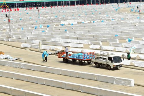 ภาพ No.220476:วันที่ 23-25 เมษายน พ.ศ. 2568 เจ้าหน้าที่และสาธุชนช่วยกัน รับบุญเก็บงานวันคุ้มครองโลก ณ วัดพระธรรมกาย