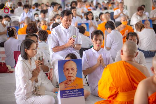 ภาพ No.62570:พิธีถวายบาตรเเละไทยธรรม ในโครงการอุปสมบทหมู่ บูชาธรรมหลวงพ่อธัมมชโย พ.ศ.2567 ณ ลานธรรม พระมหาธรรมกายเจดีย์ วันที่ 13 เมษายน พ.ศ.2567