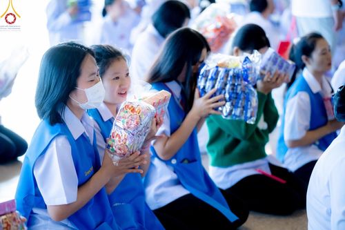 ภาพ No.151010:พิธีตักบาตร ในวันอาทิตย์ต้นเดือน วันที่ 1 กันยายน พ.ศ. 2567 ณ สภาธรรมกายสากล วัดพระธรรมกาย