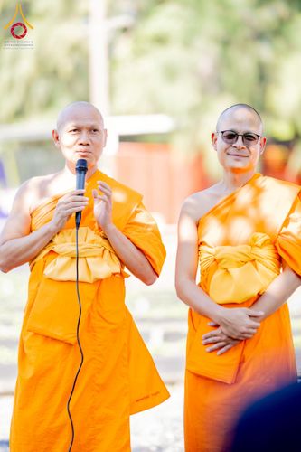 ภาพ No.271932:วันที่ 22 พฤศจิกายน พ.ศ. 2568 ผู้ว่าฯ ปทุมธานี ลงพื้นที่เยี่ยม “อำเภอคลองหลวง” พร้อมชมการเตรียมความพร้อมเทศกาลสวนดอกไม้ปทุมธานี “ทุ่งสวรรค์ ตะวันฉาย” ณ วัดพระธรรมกาย