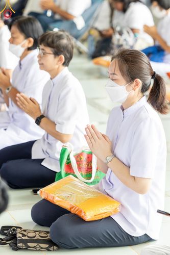 ภาพ No.122879:พิธีสวดพระพุทธมนต์ พิธีทอดผ้าบังสุกุล และพิธีถวายภัตตาหาร เป็นสังฆทานแด่พระภิกษุ สามเณร เนื่องในวันมหาปูชนียาจารย์ วันเสาร์ที่ 3 กุมภาพันธ์ พ.ศ. 2567 ณ หอฉันคุณยายอาจารย์ฯ วัดพระธรรมกาย