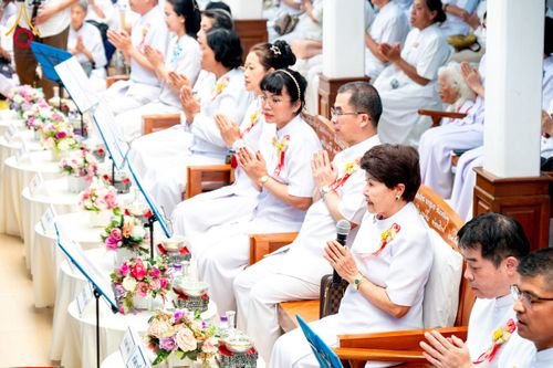 ภาพ No.202169:พิธีเจริญพระพุทธมนต์ ปฏิบัติธรรม มอบทุนการศึกษา ถวายสังฆทาน 108 วัด เพื่อถวายเป็นพุทธบูชา และขับเคลื่อนโครงการหมู่บ้านรักษาศีล 5 โดยคณะสงฆ์จังหวัดนครปฐม คณะศิษยานุศิษย์วัดพระธรรมกาย โครงการธรรมยาตรา ปีที่ 13 ณ วัดบางปลา อำเภอบางเลน จังหวัดนครปฐม