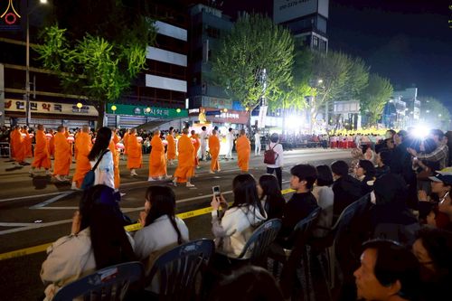 ภาพ No.229569:วันเสาร์ที่ 26 เมษายน พ.ศ. 2568 คณะพระภิกษุสามเณรในโครงการบรรพชาหมู่ 81 รูป  วัดภาวนาโซล ประเทศเกาหลีใต้ ได้ร่วมกับคณะสาธุชนคนไทยในเกาหลีใต้  ร่วมกันเดินขบวนอัญเชิญโคมดอกบัว  เพื่อบูชาแด่องค์สมเด็จพระสัมมาสัมพุทธเจ้า  ในงานเทศกาลวิสาขบูชานานาชาติ ประจำปี