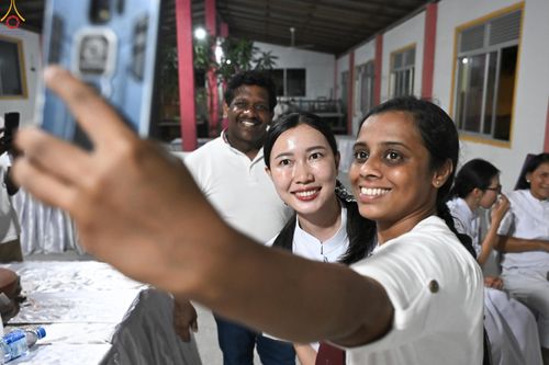 ภาพ No.278896:วันที่ 1 พฤศจิกายน  2568 กฐินสมทบวัดต่างประเทศ โดยคณะศิษยานุศิษย์ บูชาธรรม 81 ปี หลวงพ่อธัมมชโย กฐินช้างศรีลังกา  ณ วัดสุวรรณวิหาร เขตอาวิซาเวรี ประเทศศรีลังกา