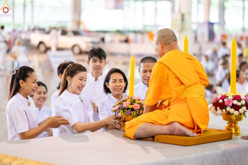 ภาพ No.337776:วันอาทิตย์ต้นเดือน 5 กรกฎาคม พ.ศ.2569 พิธีตักบาตรข้าวสารอาหารแห้ง  ณ บ้านแก้วเรือนทองคุณยายฯ วัดพระธรรมกาย