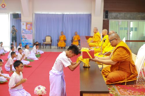 ภาพ No.320075:วันเสาร์ที่ 4 เมษายน 2569 พิธีตัดปอยผม ขอขมาผู้ปกครอง  มอบบาตร-ผ้าไตร และพิธีบรรพชาสามเณร 87 รูป  ณ ศูนย์ปฏิบัติธรรมระยอง(บ้านช่องลม)  ต.บางบุตร อ.บ้านค่าย จ.ระยอง