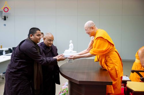 ภาพ No.313113:วันที่ 4 มีนาคม พ.ศ. 2559 หลวงพ่อทัตตชีโว รองเจ้าอาวาสวัดพระธรรมกาย ได้เมตตาถวายการต้อนรับปฏิสันถารพระอาคันตุกะจาก 19 ประเทศ ที่เดินทางมาร่วมงานวันมาฆบูชา ณ วัดพระธรรมกาย