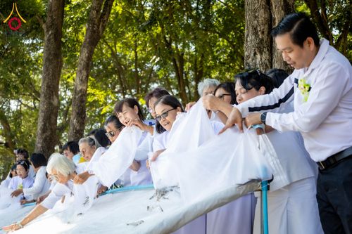 ภาพ No.285852:วันพุธที่ 10 ธันวาคม พ.ศ.2568  พิธีตอกเสาเข็มมงคลต้นสุดท้าย รองรับองค์พระเจดีย์เพื่อสร้างสันติภาพโลก ณ ศูนย์ปฏิบัติธรรมและศูนย์อบรมเยาวชน ชัยนาท