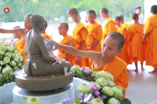 ภาพ No.321919:วันที่ 12 เมษายน พ.ศ.2569 ตักบาตรสงกรานต์ฉลองสามเณรใหม่  ณ ศูนย์ปฏิบัติธรรมระยอง(บ้านช่องลม)