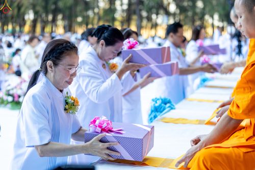 ภาพ No.289281:วันที่ 7 มกราคม พ.ศ. 2569 พิธีตักบาตรพระธรรมยาตรา ณ อนุสรณ์สถานลำดับที่ 1 สถานที่เกิดด้วยรูปกายเนื้อ อนุสรณ์สถานมหาวิหารพระมงคลเทพมุนี (โลตัสแลนด์) อ.สองพี่น้อง จ.สุพรรณบุรี ในโครงการธรรมยาตรา กตัญญูบูชา มหาปูชนียาจารย์ พระมงคลเทพมุนี(สด จนฺทสโร) พระผู้ป