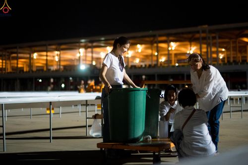 ภาพ No.320465:วันที่ 9 เมษายน พ.ศ.2569 การเตรียมงาน มัดถุงน้ำ ถ่วงขาโต๊ะไทยธรรม เพื่องานถวายมหาสังฆทาน 40,000 กว่าวัดทั่วประเทศ วันคุ้มครองโลก 22 เมษายน พ.ศ.2569 วัดพระธรรมกาย