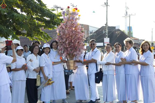 ภาพ No.284278:วันเสาร์ที่ 20 ธันวาคม พ.ศ.2568  พิธีตักบาตรพระ 10,000 รูป เนื่องในโอกาส 194 ปี จังหวัดกาญจนบุรี และอุทิศส่วนกุศลให้แด่บรรพชนทั้งหลาย บริเวณถนนสองแคว (Skywalk) เมืองกาญจนบุรี