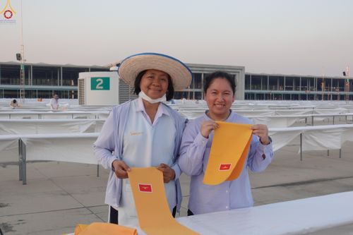 ภาพ No.321223:วันที่ 10-11 เมษายน พ.ศ.2569 การเตรียมกล่องไทยธรรม และการติดผ้ารับประเคน เพื่องานถวายมหาสังฆทาน 40,000 กว่าวัดทั่วประเทศ วันคุ้มครองโลก 22 เมษายน พ.ศ.2569 วัดพระธรรมกาย