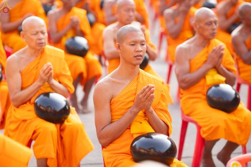 ภาพ No.297589:วันที่ 18 มกราคม พ.ศ. 2569 พิธีตักบาตรพระธรรมยาตรา ณ วัดโบสถ์บน ต.บางคูเวียง จ.นนทบุรี อนุสรณ์สถานลำดับที่ 4 สถานที่เกิดด้วยกายธรรม ในโครงการธรรมยาตรา กตัญญูบูชา มหาปูชนียาจารย์ พระมงคลเทพมุนี(สด จนฺทสโร) พระผู้ปราบมาร อนุสรณ์สถาน 7 แห่ง ปีที่ 14