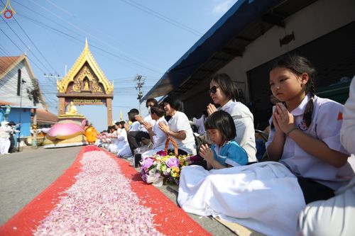 ภาพ No.290414:วันที่ 7 มกราคม พ.ศ. 2569 พิธีต้อนรับพระธรรมยาตรา ณ อนุสรณ์สถานลำดับที่ 2  สถานที่ตั้งมโนปณิธานบวชตลอดชีวิต อนุสรณ์สถานคลองบางนางแท่น (ภาพชุดที่ 2) อ.สามพราน จ.นครปฐม ในโครงการธรรมยาตรา กตัญญูบูชา มหาปูชนียาจารย์ พระมงคลเทพมุนี(สด จนฺทสโร) พระผู้ปราบมาร 