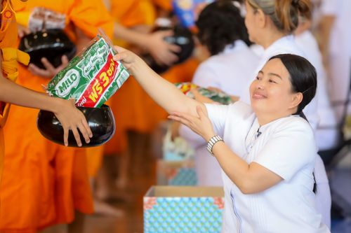 ภาพ No.345450:วันพฤหัสบดีที่ 27 สิงหาคม พ.ศ.2569 พิธีตักบาตรในวันธรรมชัย ณ สภาธรรมกายสากล วัดพระธรรมกาย ปทุมธานี