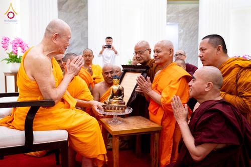 ภาพ No.325550:วันที่ 23 เมษายน พ.ศ.2569 หลวงพ่อทัตตชีโว รองเจ้าอาวาสวัดพระธรรมกาย ถวายการต้อนรับและปฏิสันถารคณะสงฆ์เมียนมาร์และเนปาล