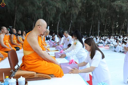 ภาพ No.289278:วันที่ 7 มกราคม พ.ศ. 2569 พิธีตักบาตรพระธรรมยาตรา ณ อนุสรณ์สถานลำดับที่ 1 สถานที่เกิดด้วยรูปกายเนื้อ อนุสรณ์สถานมหาวิหารพระมงคลเทพมุนี (โลตัสแลนด์) อ.สองพี่น้อง จ.สุพรรณบุรี ในโครงการธรรมยาตรา กตัญญูบูชา มหาปูชนียาจารย์ พระมงคลเทพมุนี(สด จนฺทสโร) พระผู้ป