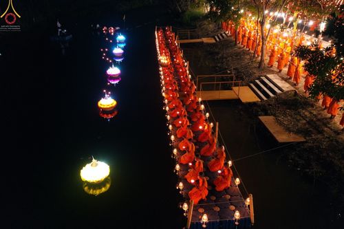 ภาพ No.70302:พิธีจุดประทีปถวายเป็นพุทธบูชา และบูชาธรรมมหาปูชนียาจารย์ ในโครงการธรรมยาตรากตัญญูบูชา มหาปูชนียาจารย์ พระมงคลเทพมุนี(สด จนฺทสโร) พระผู้ปราบมาร ปีที่ 11 ณ อนุสรณ์สถานลำดับที่ 2 สถานที่ตั้งมโนปณิธานบวชตลอดชีวิต อนุสรณ์สถานคลองบางนางแท่น อ.สามพราน จ.นครปฐม 