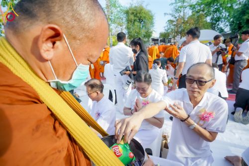 ภาพ No.314004:วันอาทิตย์ที่ 14 มีนาคม พ.ศ. 2569 ทำบุญเมืองหาดใหญ่ตักบาตรพระ 1,109 รูป เติมบุญใหญ่ หลังวิกฤตมหาอุทกภัย ณ ซุ้มประตูไชน่าทาวน์ ถนนศุภสารรังสรรค์ อ.หาดใหญ่ จ.สงขลา