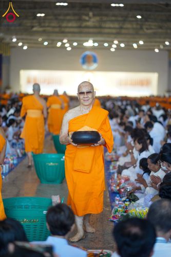 ภาพ No.308223:วันที่ 1  กุมภาพันธ์ พ.ศ. 2569 พิธีตักบาตรข้าวสารอาหารแห้ง ณ บ้านแก้วเรือนทองคุณยาย สภาธรรมกายสากล วัดพระธรรมกาย