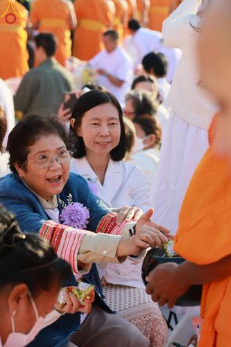 ภาพ No.195411:พิธีตักบาตรพระธรรมยาตรา ณ อนุสรณ์สถานลำดับที่ 3 สถานที่เกิดใหม่ในเพศสมณะ วัดสองพี่น้อง ต.ต้นตาล อ.สองพี่น้อง จ.สุพรรณบุรี ในโครงการธรรมยาตรา กตัญญูบูชา มหาปูชนียาจารย์ พระมงคลเทพมุนี(สด จนฺทสโร) พระผู้ปราบมาร ปีที่ 13 วันที่ 15 มกราคม พ.ศ.2568