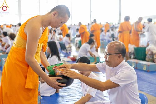 ภาพ No.149975:พิธีตักบาตร , พิธีปฎิบัติธรรม , พิธีถวายภัตตาหารเมนูสวรรค์ ในพรรษาแห่งการเข้าถึงธรรม วันธรรมชัย วันอังคารที่ 27 สิงหาคม พ.ศ.2567 ณ สภาธรรมกายสากล วัดพระธรรมกาย