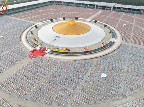 ภาพ No.221631:วันอังคารที่ 22 เมษายน พ.ศ. 2568 ภาพพิธีถวายมหาสังฆทานคณะสงฆ์ 40,000 กว่าวัดทั่วประเทศ เนื่องในวันคุ้มครองโลก ชุดที่ 2 (ปลื้มให้สมการรอคอย) ณ ลานธรรมพระมหาธรรมกายเจดีย์ วัดพระธรรมกาย