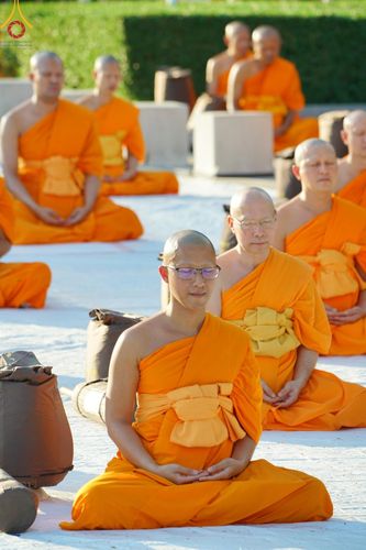 ภาพ No.186996:พระธรรมยาตราปฏิบัติธรรม และถ่ายภาพหมู่ประวัติศาสตร์ ปีที่ 13 ณ ลานทิศตะวันออก มหาวิหารพระมงคลเทพมุนี วัดพระธรรมกาย จ.ปทุมธานี วันเสาร์ที่ 28 ธันวาคม พ.ศ. 2567