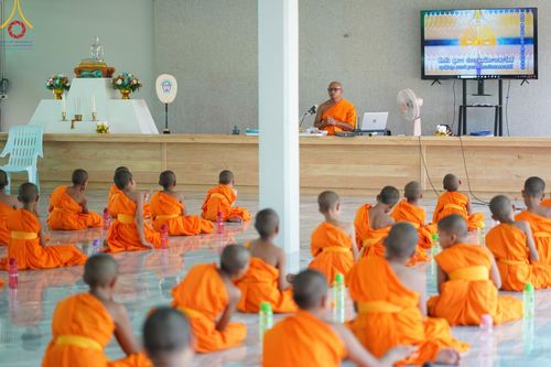 ภาพ No.61141:สามเณรออกบิณฑบาต และกิจกรรมอบรมสามเณร ในโครงการบรรพชาสามเณรฟื้นฟู พระพุทธศาสนาทั่วไทย ณ ศูนย์อบรมที่พักสงฆ์บ้านร่มเย็น จ.นราธิวาส วันที่ 2-15 เมษายน พ.ศ. 2567