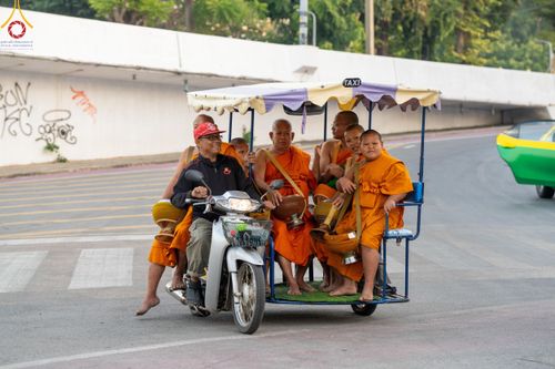 ภาพ No.185645:V.47 เบื้องหลังของเบื้องหน้า งานตักบาตรพระ 10,000 รูป ณ จ.กาญจนบุรี วันที่ 20-21 ธันวาคม พ.ศ. 2567