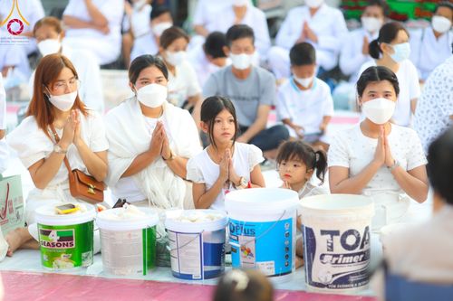 ภาพ No.101890:ตักบาตรพระ 10,000 รูป เติมบุญให้แผ่นดิน เนื่องในโอกาส 192 ปี จังหวัดกาญจนบุรี หนึ่งในโครงการตักบาตรพระ 2,000,000 รูป  77 จังหวัดทุกวัดทั่วไทย วันจันทร์ที่ 11 ธันวาคม พ.ศ. 2566 บริเวณถนนสองแคว (SKY WALK) เมืองกาญจนบุรี
