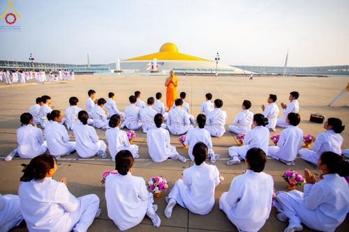 ภาพ No.217022:วันเสาร์ที่ 12 เมษายน พ.ศ. 2568 พิธีเวียนประทักษิณรอบพระมหาธรรมกายเจดีย์  พิธีวันทาเจดีย์ พิธีขอขมาและมอบผ้าไตร ในโครงการอุปสมบทหมู่ บูชาธรรมหลวงพ่อธัมมชโย, โครงการธรรมทายาท ระดับอุดมศึกษา รุ่นที่ 52 ,  โครงการบวชพระนานาชาติ AEC & WAB CEO รุ่นที่ 4 , ณ ว