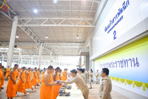 ภาพ No.209024:พระบาทสมเด็จพระเจ้าอยู่หัว ทรงมีพระราชศรัทธาทรงพระกรุณาโปรดเกล้าฯ ให้บำเพ็ญพระราชกุศลถวายภัตตาหารพระราชทาน การสอบบาลีสนามหลวง ณ วัดพระธรรมกาย ย อ.คลองหลวง จ.ปทุมธานี วันที่ 23-24 กุมภาพันธ์ พ.ศ. 2568