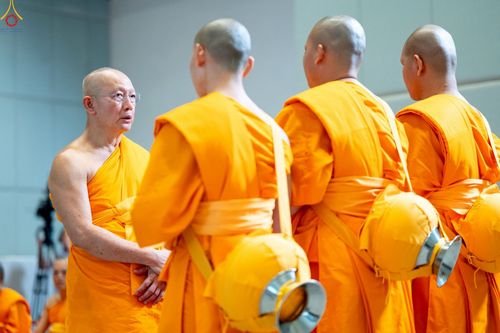 ภาพ No.227771:วันเสาร์ที่ 31 พฤษภาคม พ.ศ.2568 พิธีถวายผ้าไตรแด่สามเณรผู้เข้ารับการอุปสมบท , พิธีอุปสมบทสามเณรเตรียม DCI วัดพระธรรมกาย จ.ปทุมธานี