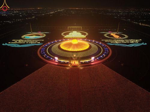 ภาพ No.204577:พิธีจุดประทีปถวายเป็นพุทธบูชา และบูชาธรรมมหาปูชนียาจารย์ ณ วัดพระธรรมกาย ตำบลคลองสาม อำเภอคลองหลวง จังหวัดปทุมธานี ในโครงการธรรมยาตรา กตัญญูบูชา มหาปูชนียาจารย์ พระมงคลเทพมุนี(สด จนฺทสโร) พระผู้ปราบมาร ปีที่ 13 วันที่ 31 มกราคม พ.ศ. 2568