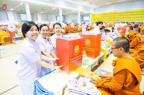ภาพ No.147124:พิธีมุทิตาสักการะพระภิกษุ ผู้สอบได้เปรียญธรรม 9 ประโยคระดับโลกปีที่ 36, พิธีมอบโล่เกียรติยศและทุนการศึกษา สำนักเรียนบาลีดีเด่นทั่วประเทศ, พิธีถวายมหาสังฆทานคณะสงฆ์ 2,000 กว่าวัด ทั่วประเทศ ปีที่ 24, พิธีถวายไทยธรรมคณะสงฆ์ 323 วัด 4 จังหวัดชายแดนภาคใต้