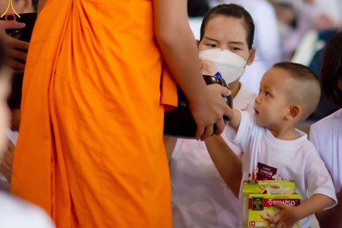 ภาพ No.124496:พิธีตักบาตรในวันมาฆบูชา ณ บ้านแก้วเรือนทองคุณยายฯ วัดพระธรรมกาย จ.ปทุมธานี วันเสาร์ที่ 24 กุมภาพันธ์ พ.ศ. 2567