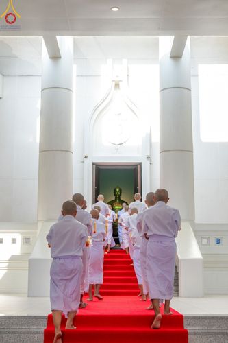 ภาพ No.159772:พิธีตัดปอยผมปลงผมนาคธรรมทายาท, พิธีบรรพชาอุปสมบทหมู่ โครงการอุปสมบทหมู่บูชาธรรม 140 ปี พระมงคลเทพมุนี (สด จนฺทสโร) ณ โบสถ์พระไตรปิฏก วัดพระธรรมกาย วันเสาร์ที่ 5 ตุลาคม พ.ศ. 2567