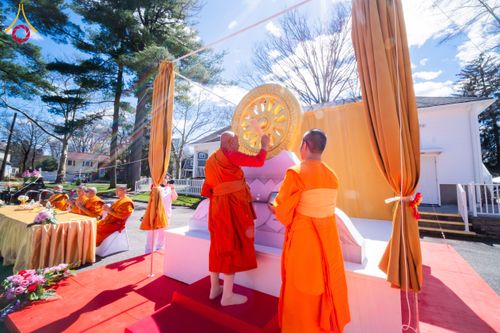 ภาพ No.62449:คณะศิษยานุศิษย์รวมใจสถาปนาและสมโภช ธรรมจักร เพื่ออัญเชิญประดิษฐาน ณ ยอดอุโบสถ 80 ปี หลวงพ่อธัมมชโย วัดพระธรรมกายนิวเจอร์ซี ประเทศสหรัฐอเมริกา  วันอาทิตย์ที่ 7 เมษายน พ.ศ. 2567