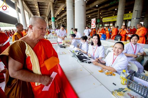ภาพ No.219346:บรรยากาศการเดินทางเข้าวัดพระธรรมกาย , การต้อนรับปฏิสันถาร , การฉันภัตตาหารเช้า , การลงทะเบียนพระสังฆาธิการ  เนื่องในวันคุ้มครองโลก พิธีถวายมหาสังฆทานคณะสงฆ์ 40,000 กว่าวัดทั่วประเทศ ณ วัดพระธรรมกาย