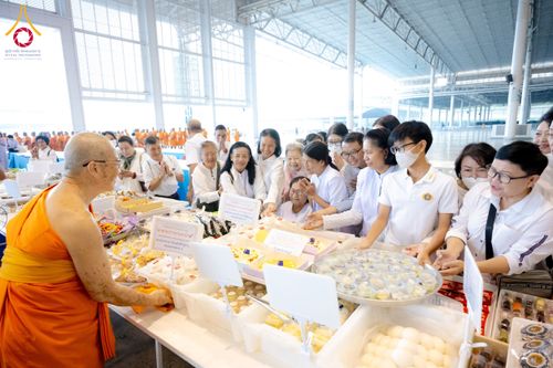 ภาพ No.203744:พิธีถวายภัตตาหารเป็นสังฆทาน แด่พระธรรมยาตรา ณ วัดพระธรรมกาย ตำบลคลองสาม อำเภอคลองหลวง จังหวัดปทุมธานี ในโครงการธรรมยาตรา กตัญญูบูชา มหาปูชนียาจารย์ พระมงคลเทพมุนี(สด จนฺทสโร) พระผู้ปราบมาร อนุสรณ์สถาน 7 แห่ง ปีที่ 13 วันที่ 30 มกราคม พ.ศ. 2568