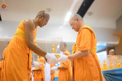 ภาพ No.159548:สัมมนาพิเศษและพิธีมอบองค์พระธรรมกาย 2,000 องค์ ณ ห้องแก้วสารพัดนึก 1 วัดพระธรรมกาย วันอาทิตย์ต้นเดือนที่ 6 ตุลาคม พ.ศ. 2567
