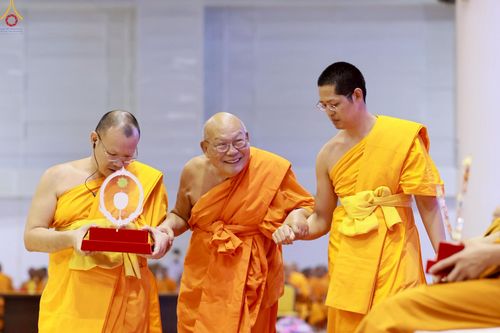 ภาพ No.236286:วันที่ 3 สิงหาคม พ.ศ. 2568 พิธีมุทิตาสักการะพระภิกษุ ผู้สอบได้เปรียญธรรม 9 ประโยค ระดับโลก ปีที่ 37, พิธีมอบโล่และทุนการศึกษา สำนักเรียนบาลีดีเด่นทั่วประเทศ ณ ห้องแก้วสารพัดนึก 1 วัดพระธรรมกาย