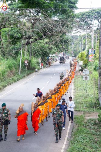 ภาพ No.140755:PhotoStory มหาศรัทธา ธรรมยาตราศรีลังกา EP.4 โครงการสยาม-ลังกา ธรรมยาตรา ฉลองเทศกาลวิสาขบูชาแห่งชาติ ศรีลังกา  บูชาธรรม 80 ปีหลวงพ่อธัมมชโย เส้นทางจาก เมืองดัมบูลลา ไปยัง เมืองมาตะเล  ตั้งแต่วันที่ 17-20 พฤษภาคม พ.ศ. 2567